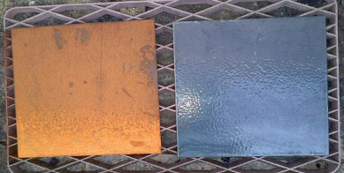 Example of the efficiency of the protection against corrosion on identical black steel plates located outdoors. Left: rust after 1 year outdoors without protection Right: after 1 year outdoors with sprayed resin protection